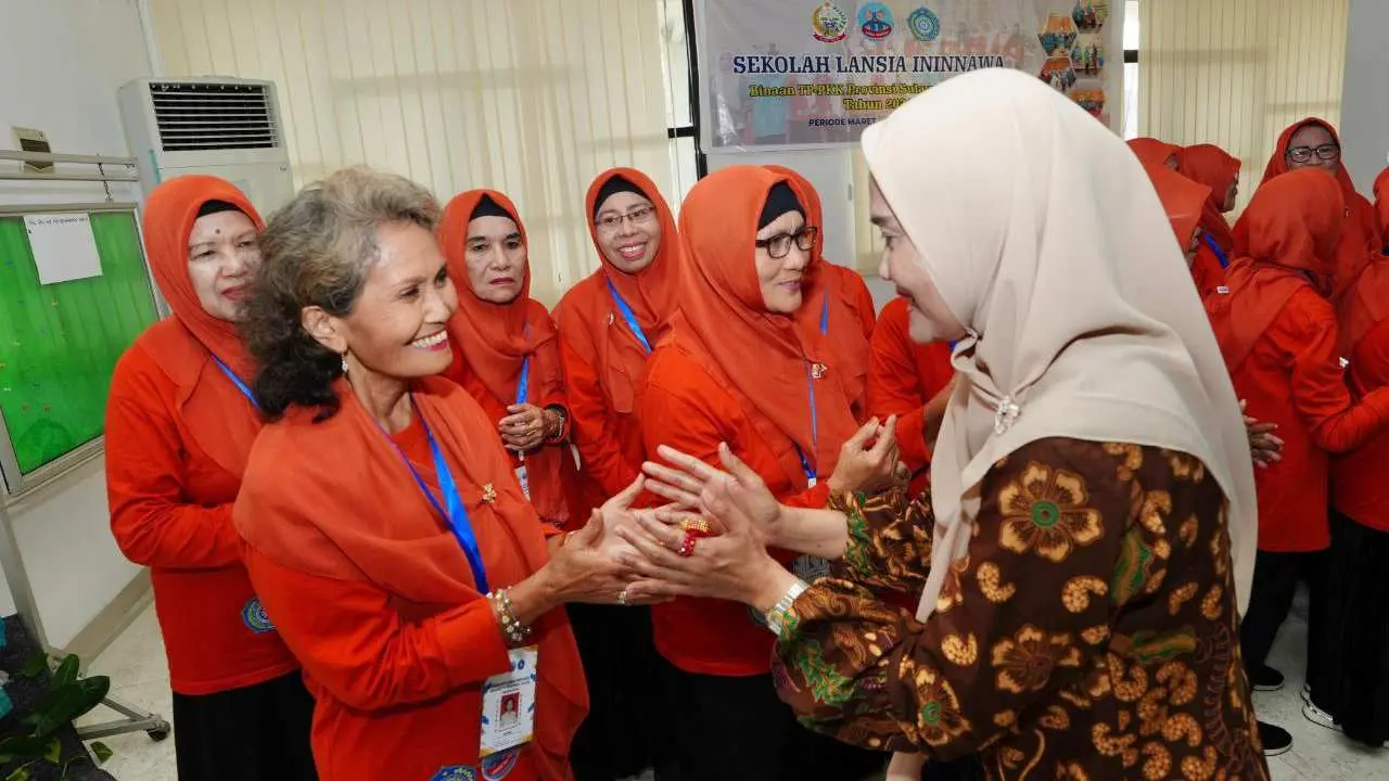 Dengan Lantunan Lagu, Peserta Sekolah Lansia Ininnawa Bahagia Sambut Kunjungan Pj Ketua PKK Sulsel, Ninuk Zudan 2 Ninuk Zudan Kunjungi Sekolah Lansia Ininnawa Binaan TP PKK Sulsel