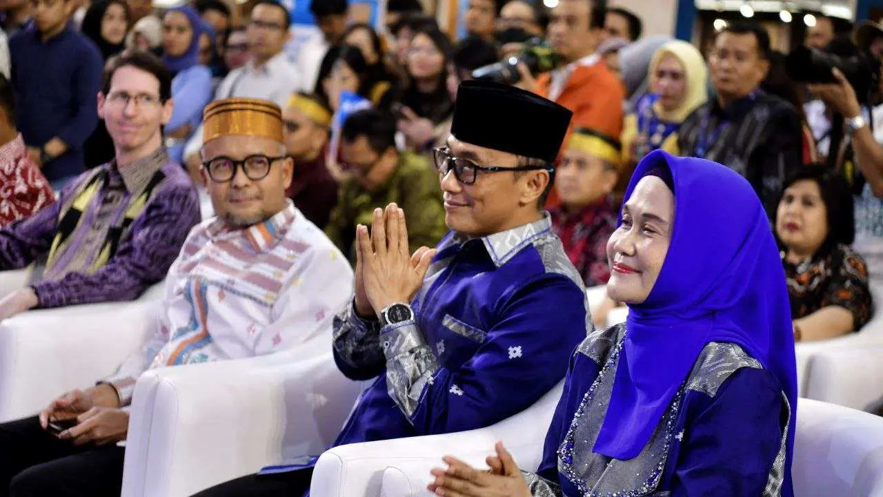 Pj Gub Prof Zudan Arif Fakrulloh dan Istri Kenakan Wastra Sengkang Motif Pucuk Rebung