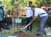 Kepala DLH Makassar, Pimpin Aksi Tanam 300 Bibit Pohon dalam Peringatan Hari Lingkungan Hidup