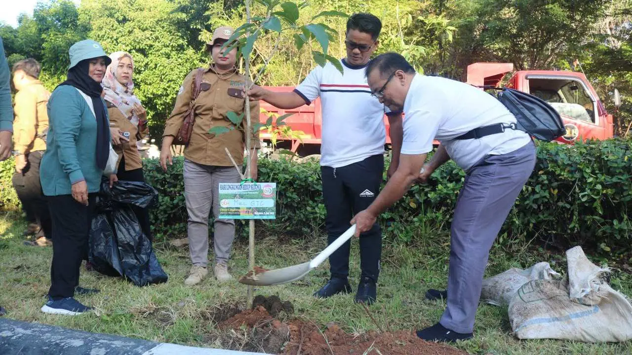 Kepala DLH Makassar, Pimpin Aksi Tanam 300 Bibit Pohon dalam Peringatan Hari Lingkungan Hidup