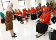 Dengan Lantunan Lagu, Peserta Sekolah Lansia Ininnawa Bahagia Sambut Kunjungan Pj Ketua PKK Sulsel, Ninuk Zudan