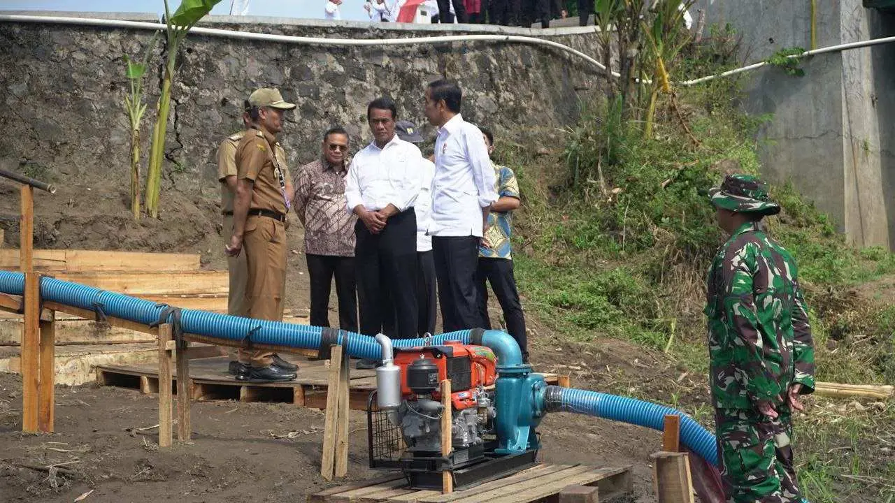 Presiden Jokowi Didampingi Mentan Andi Amran Tinjau Program Pompanisasi di Klaten 2 Presiden Jokowi Didampingi Mentan Andi Amran Tinjau Program Pompanisasi di Klaten