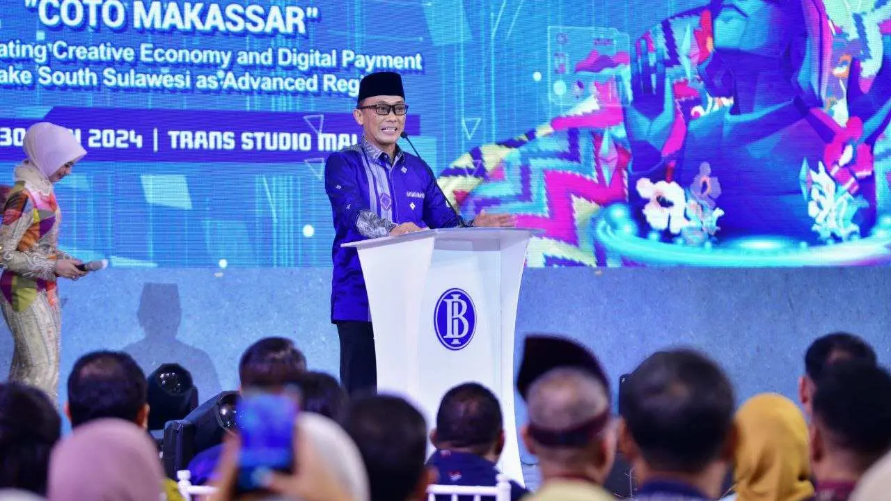 Pj Gub Prof Zudan Arif Fakrulloh dan Istri Kenakan Wastra Sengkang Motif Pucuk Rebung