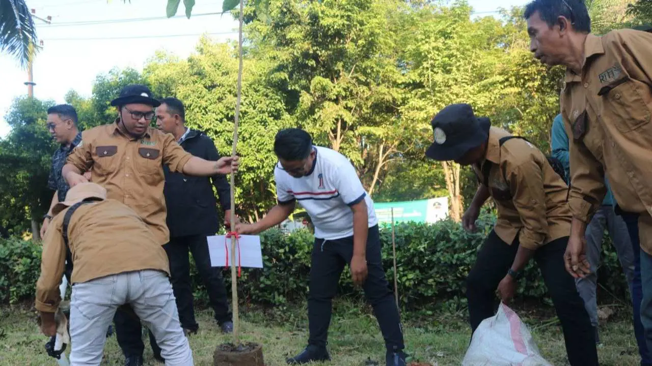 Kepala DLH Makassar, Pimpin Aksi Tanam 300 Bibit Pohon dalam Peringatan Hari Lingkungan Hidup 2 Kepala DLH Makassar, Pimpin Aksi Tanam 300 Bibit Pohon dalam Peringatan Hari Lingkungan Hidup