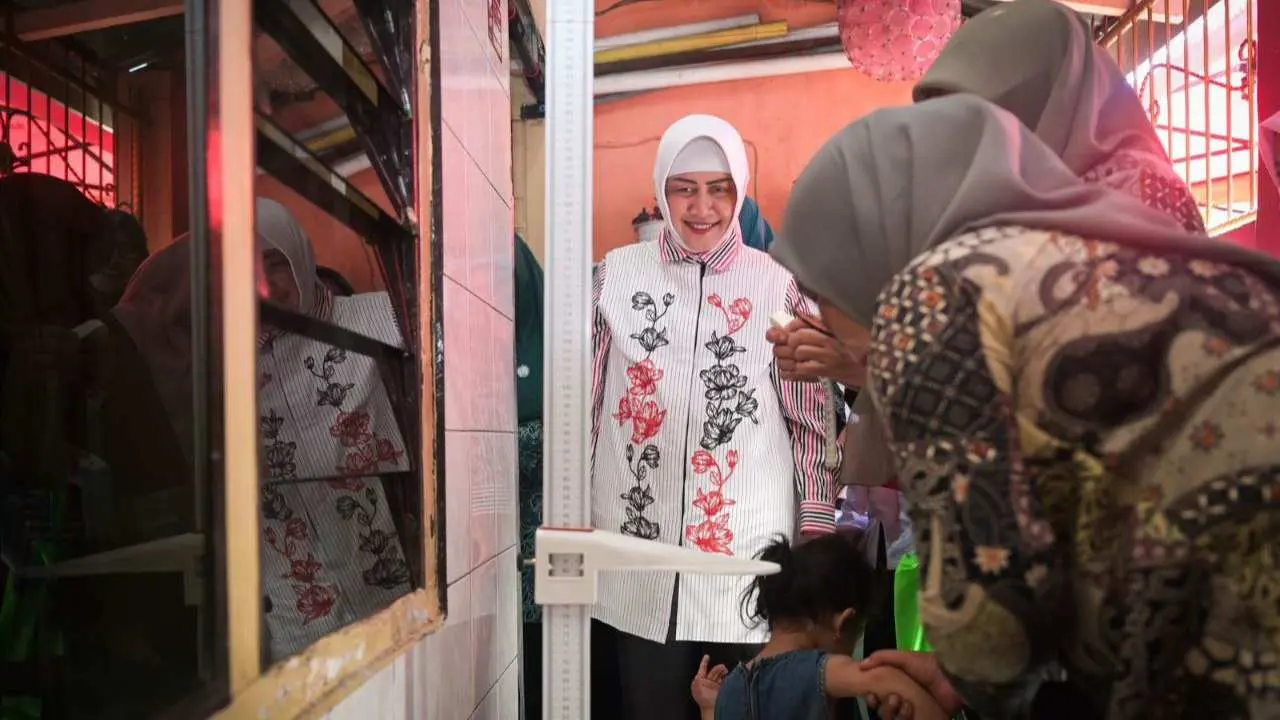 Diinisiasi Dinkes, Ketua TP PKK Indira Tinjau Pelayanan Posyandu di Kelurahan Bara-baraya