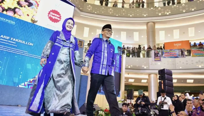 Pj Gub Prof Zudan Arif Fakrulloh dan Istri Kenakan Wastra Sengkang Motif Pucuk Rebung