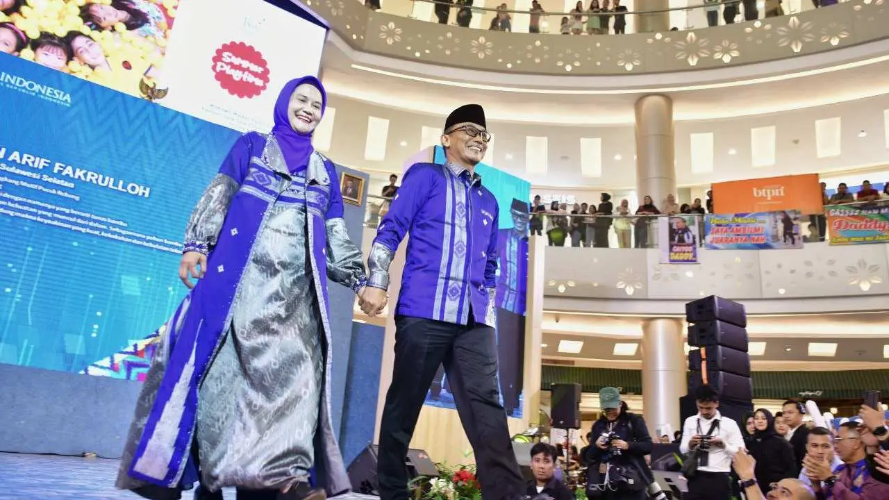 Pj Gub Prof Zudan Arif Fakrulloh dan Istri Kenakan Wastra Sengkang Motif Pucuk Rebung