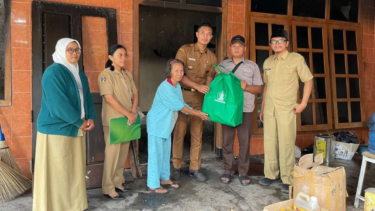 Mendengar Terjadi Musibah Kebakaran Rumah Warganya, Lurah Kanigoro Segera Menuju TKP