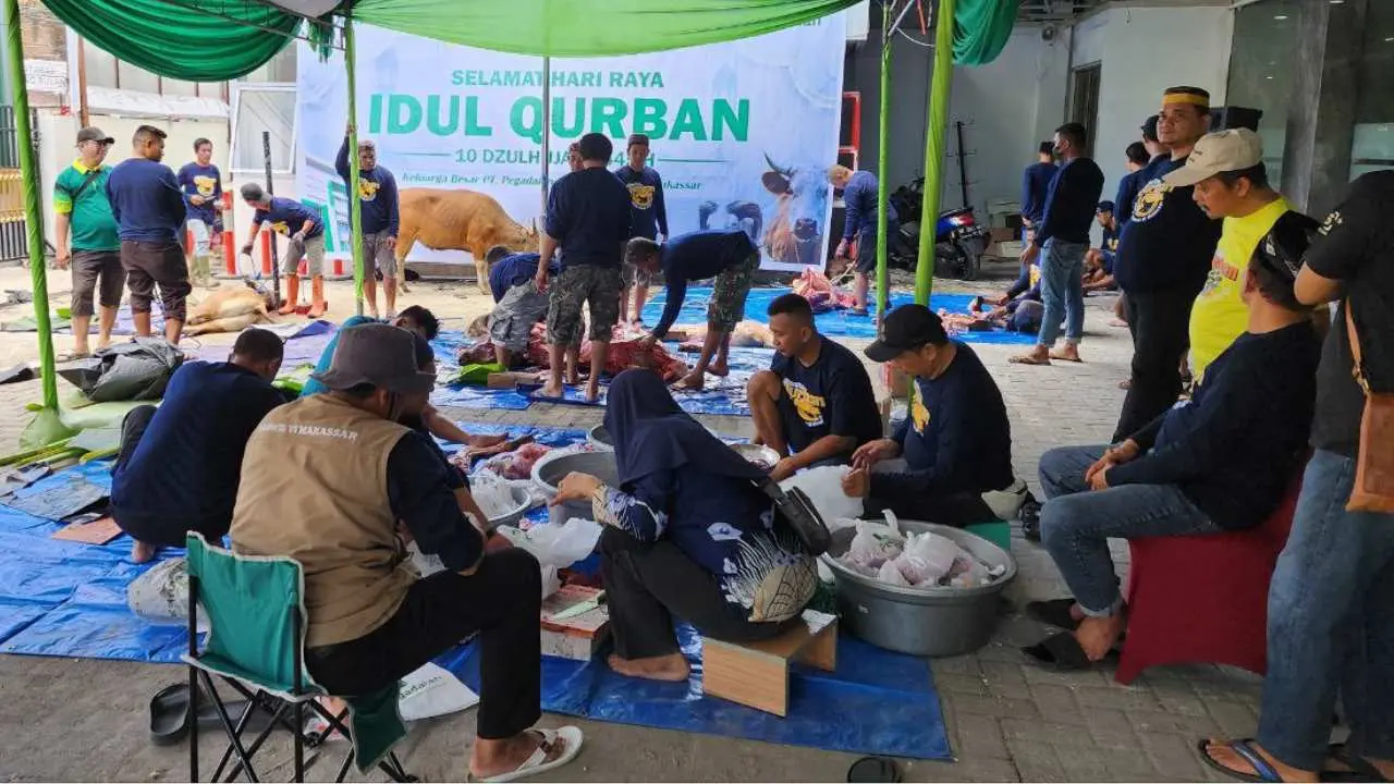 Iduladha 1445 H: Pegadaian Makassar Bagikan 107 Ekor Daging Kurban