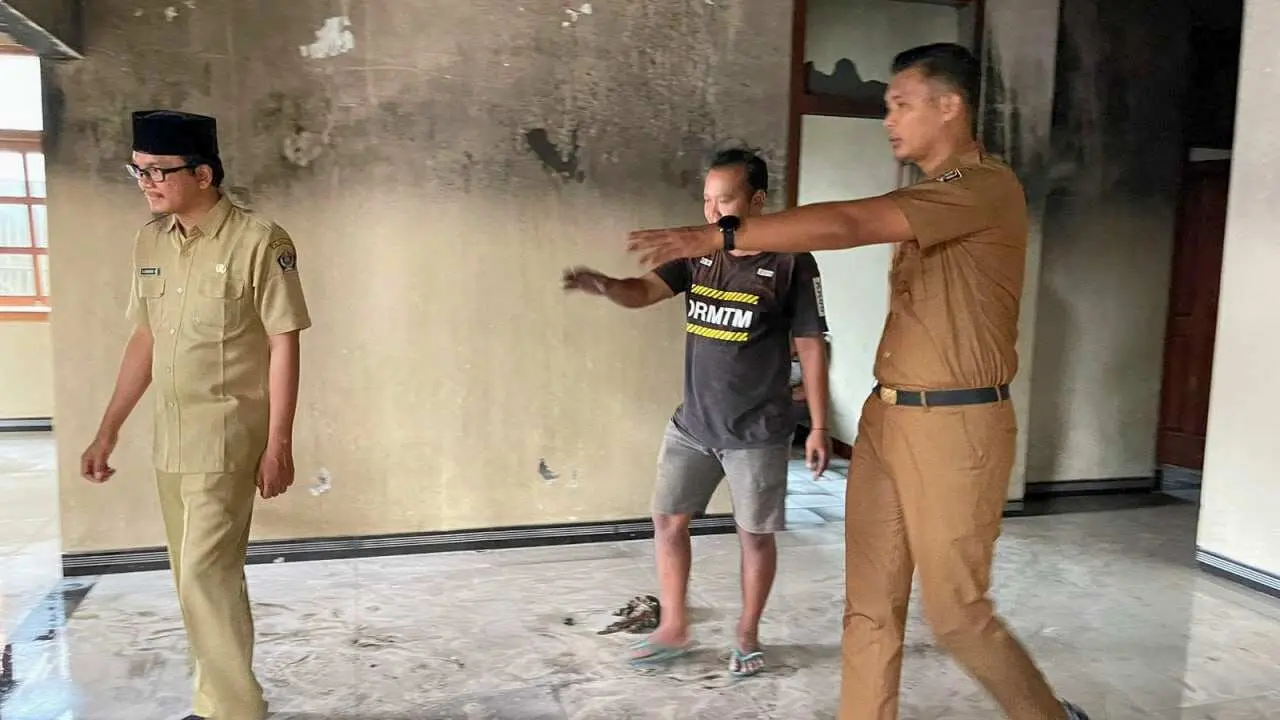 Mendengar Terjadi Musibah Kebakaran Rumah Warganya, Lurah Kanigoro Segera Menuju TKP
