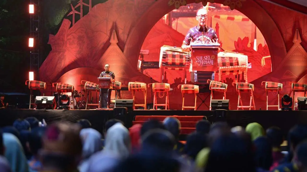 Dekranasda Ikut Sukseskan Festival Sulsel Menari, Dorong Kreatifitas Desainer Lokal Melalui Fashion Show