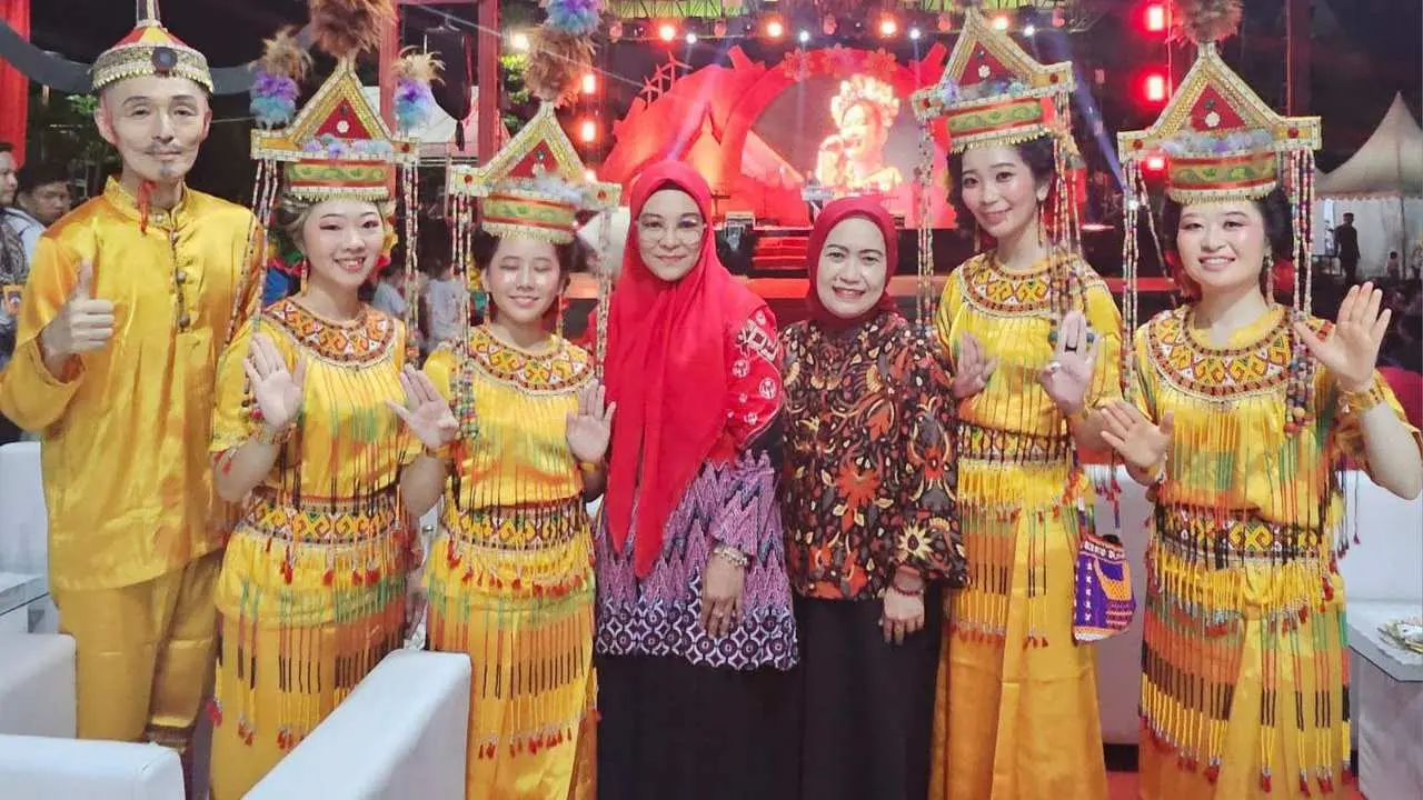 Dekranasda Ikut Sukseskan Festival Sulsel Menari, Dorong Kreatifitas Desainer Lokal Melalui Fashion Show