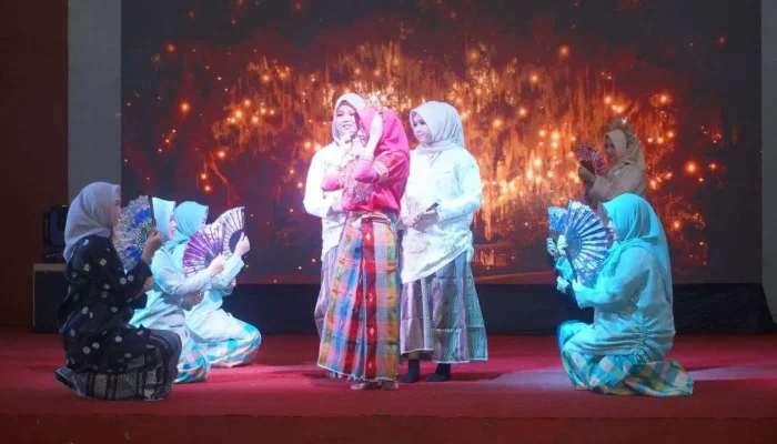 Siswa SMP Islam Athirah Bukit Baruga Tampilkan Drama Cerita Rakyat di Hadapan Orang Tua