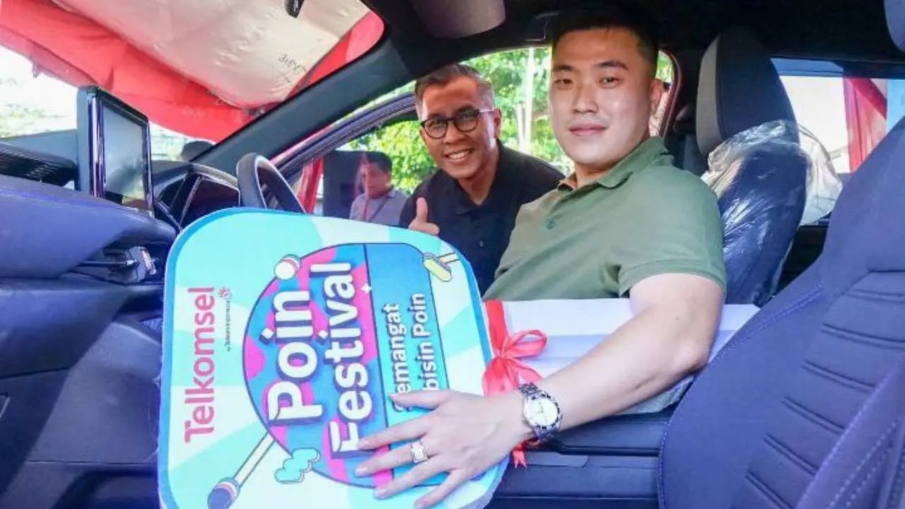 Pelanggan Setia Telkomsel dari Makassar, Berhasil Boyong Mobil Toyota Yaris Cross dari Program Undian Poin Festival 2023