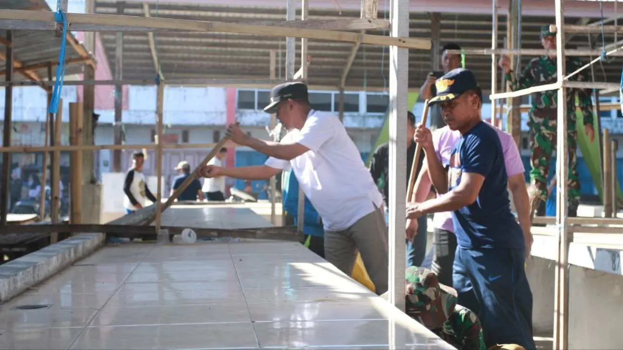 Pj Bupati Takalar Pimpin Kerja Bakti dan Gotong Royong Pembersihan Pasar Sentral 3 Pj Bupati Takalar Pimpin Kerja Bakti dan Gotong Royong Pembersihan Pasar Sentral