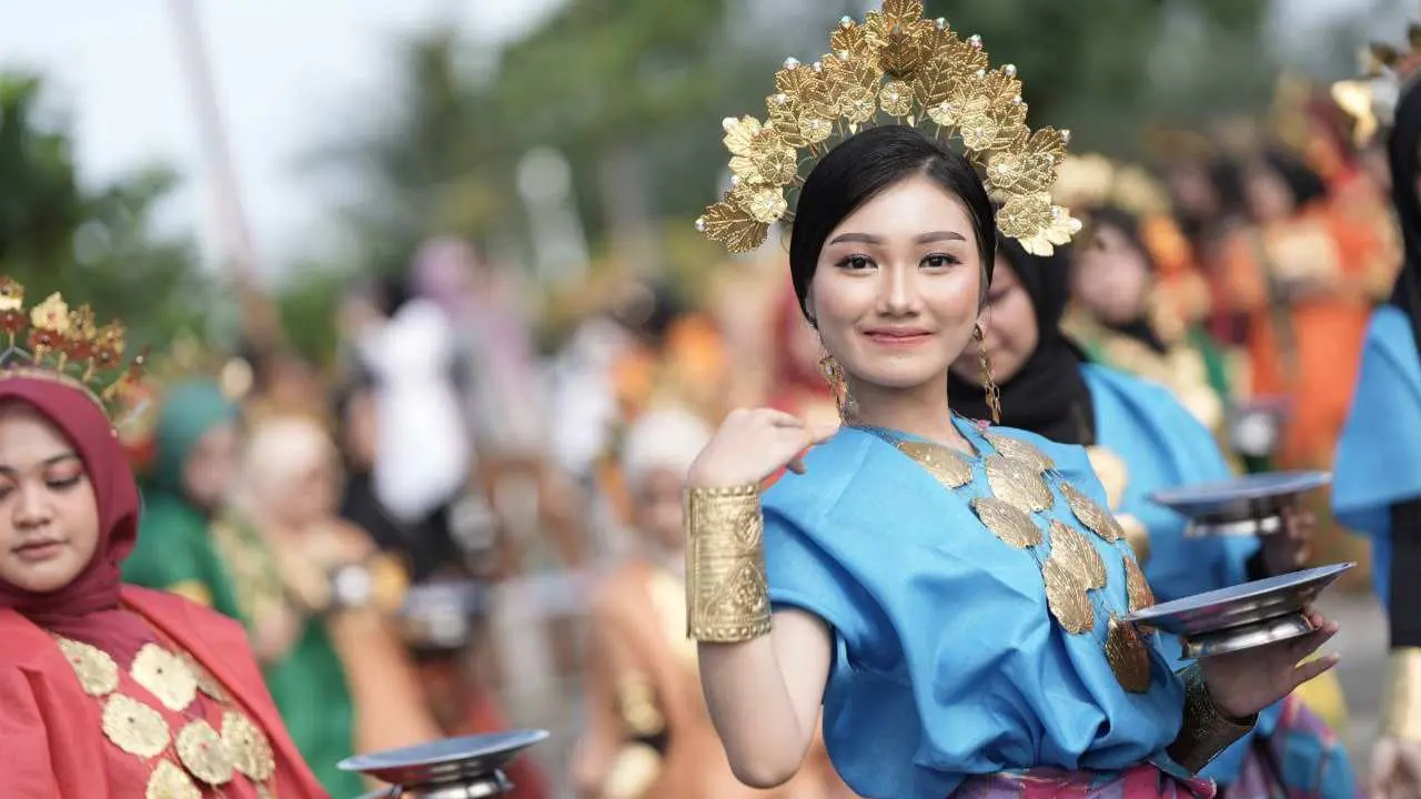 Raih Dua Rekor MURI, 24.913 Pelajar Menari Paddupa Kenakan Baju Bodo