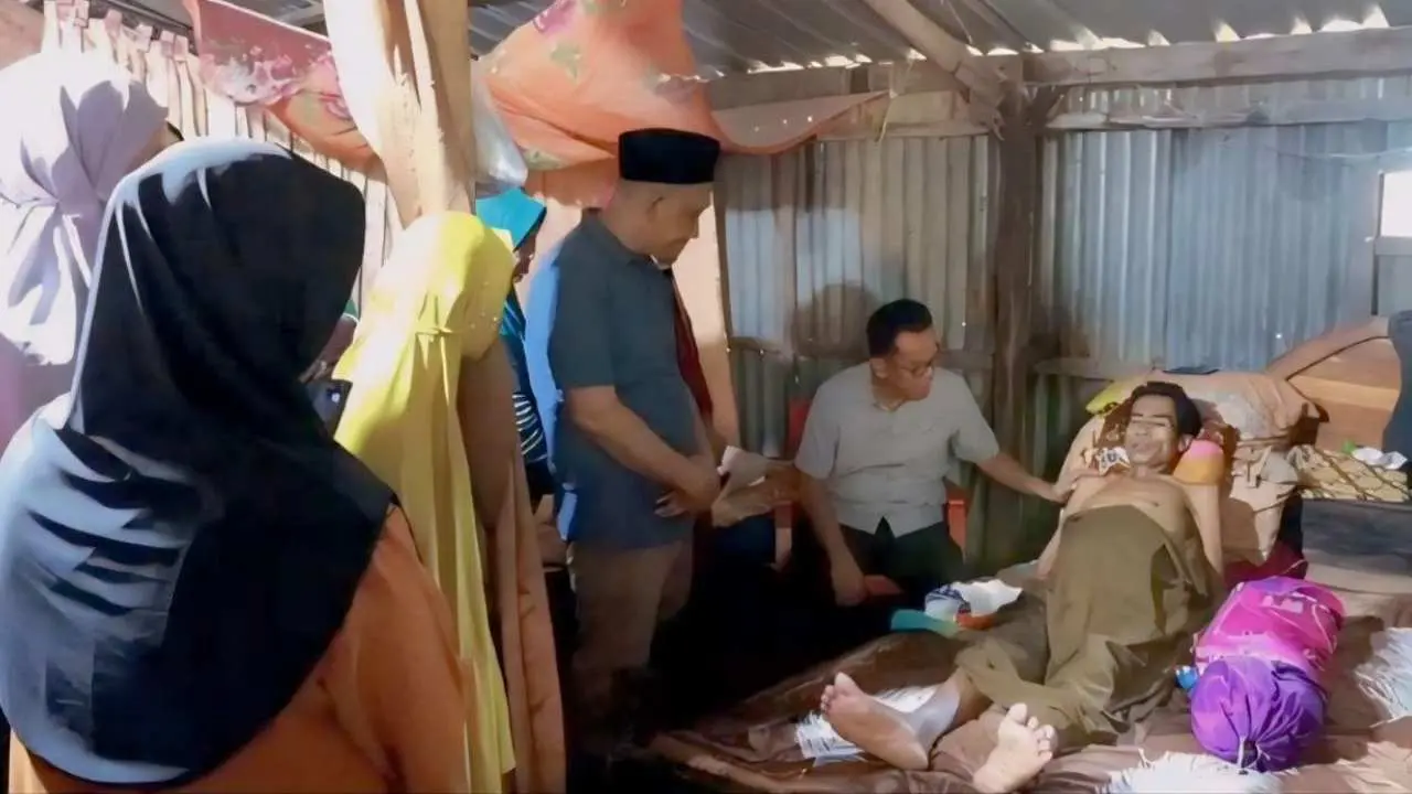 Peduli Sesama, Pj Bupati Takalar Kunjungi Warga Penderita Penyakit Lever dan Pembengkakan Hati