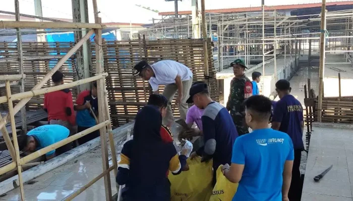 Pj Bupati Takalar Pimpin Kerja Bakti dan Gotong Royong Pembersihan Pasar Sentral