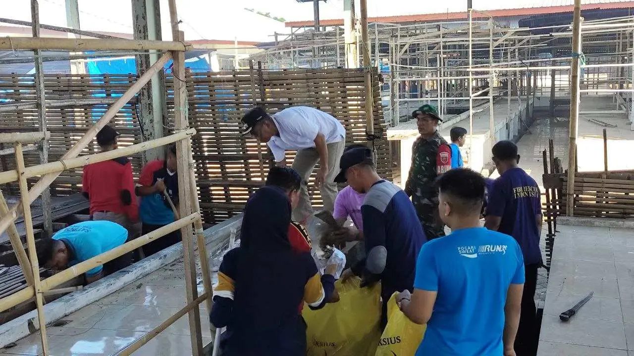 Pj Bupati Takalar Pimpin Kerja Bakti dan Gotong Royong Pembersihan Pasar Sentral