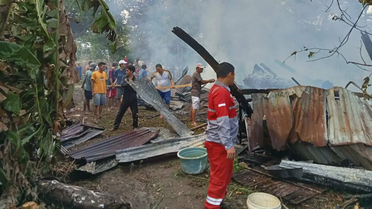 Ditinggal Penghuninya ke Pesta, 1 Unit Rumah Panggung di Desa Tuju Jeneponto Hangus Terbakar 2 Ditinggal Penghuninya ke Pesta, 1 Unit Rumah Panggung di Desa Tuju Jeneponto Hangus Terbakar