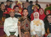 Wapres Terpilih 2024, Gibran Turut Foto Bersama Peserta Karnaval Kota Makassar