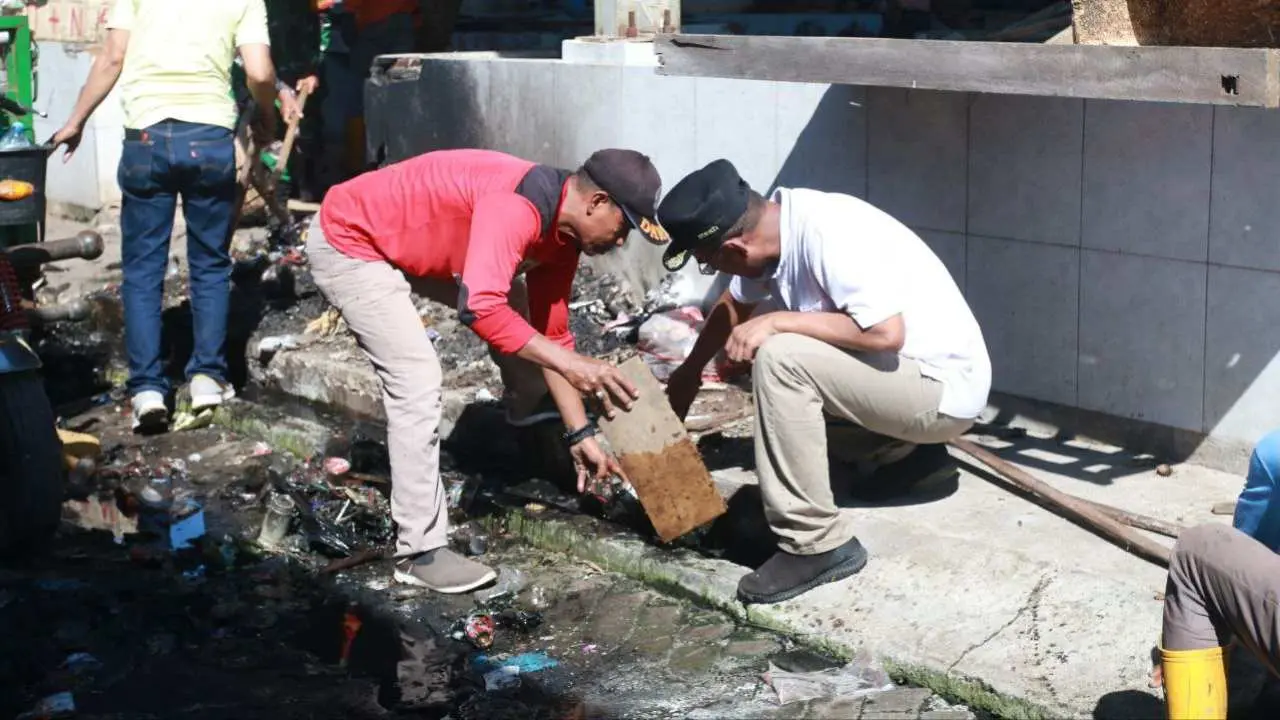 Pj Bupati Takalar Pimpin Kerja Bakti dan Gotong Royong Pembersihan Pasar Sentral 2 Pj Bupati Takalar Pimpin Kerja Bakti dan Gotong Royong Pembersihan Pasar Sentral