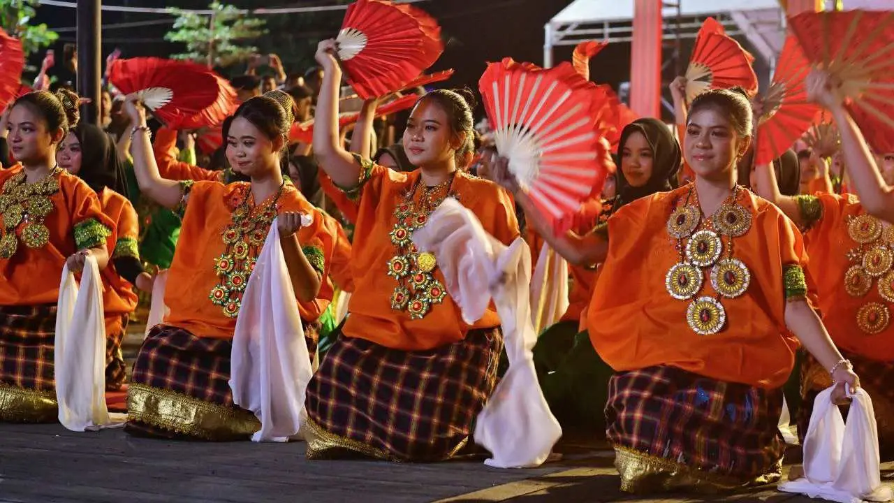 Pj Gubernur Prof Zudan Bersama Pj Ketua TP PKK Ninuk Tutup Festival Sulsel Menari 2024 3 Pj Gubernur Prof Zudan Bersama Pj Ketua TP PKK Ninuk Tutup Festival Sulsel Menari 2024