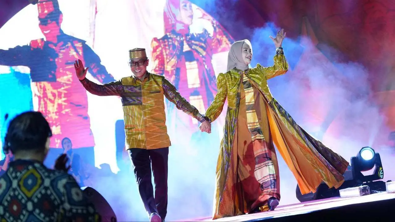 Penjabat Gubernur Sulawesi Selatan, Prof Zudan Arif Fakrulloh bersama Pj Ketua TP PKK Ninuk Triyanti Zudan secara resmi menutup Festival Sulsel Menari, pada Sabtu malam, 15 Juni 2024, di Center Point of Indonesia (CPI).