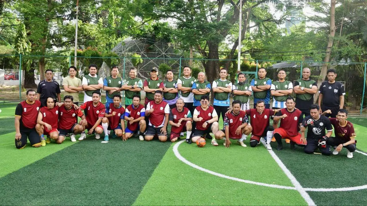 Pj Gubernur Sulsel Bersama Kadispora Diskusi Santai dan Main Bola dengan PNSSI FC