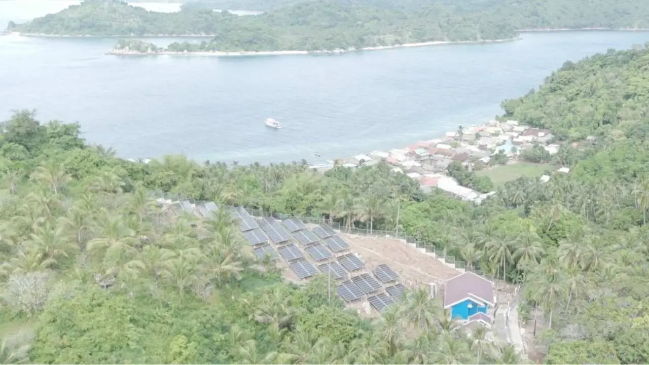 Mampu Kurangi 715 Ton Emisi Karbon, Teknologi PLTS Milik PLN Pasok 100% Energi Bersih bagi Masyarakat Pulau Bembe