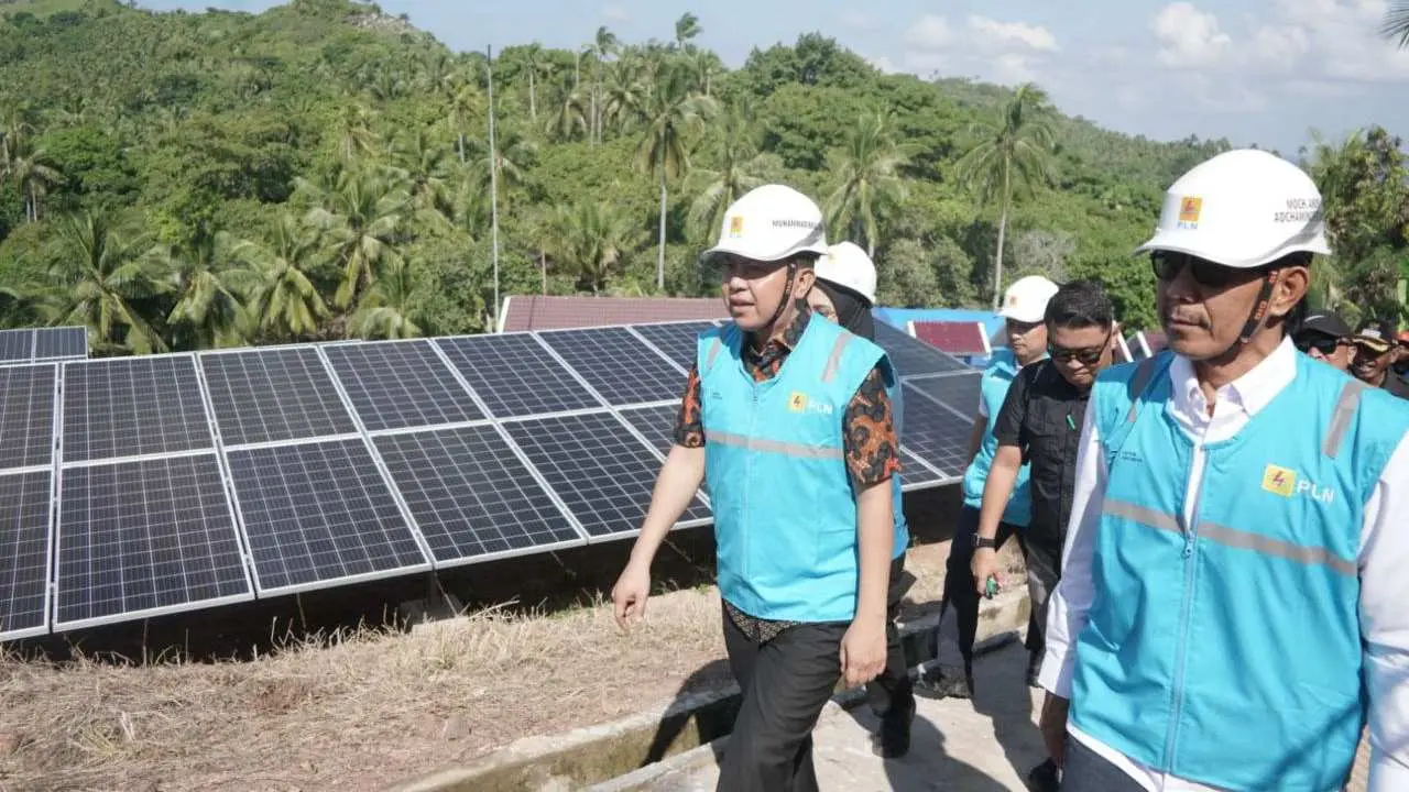 Mampu Kurangi 715 Ton Emisi Karbon, Teknologi PLTS Milik PLN Pasok 100% Energi Bersih bagi Masyarakat Pulau Bembe