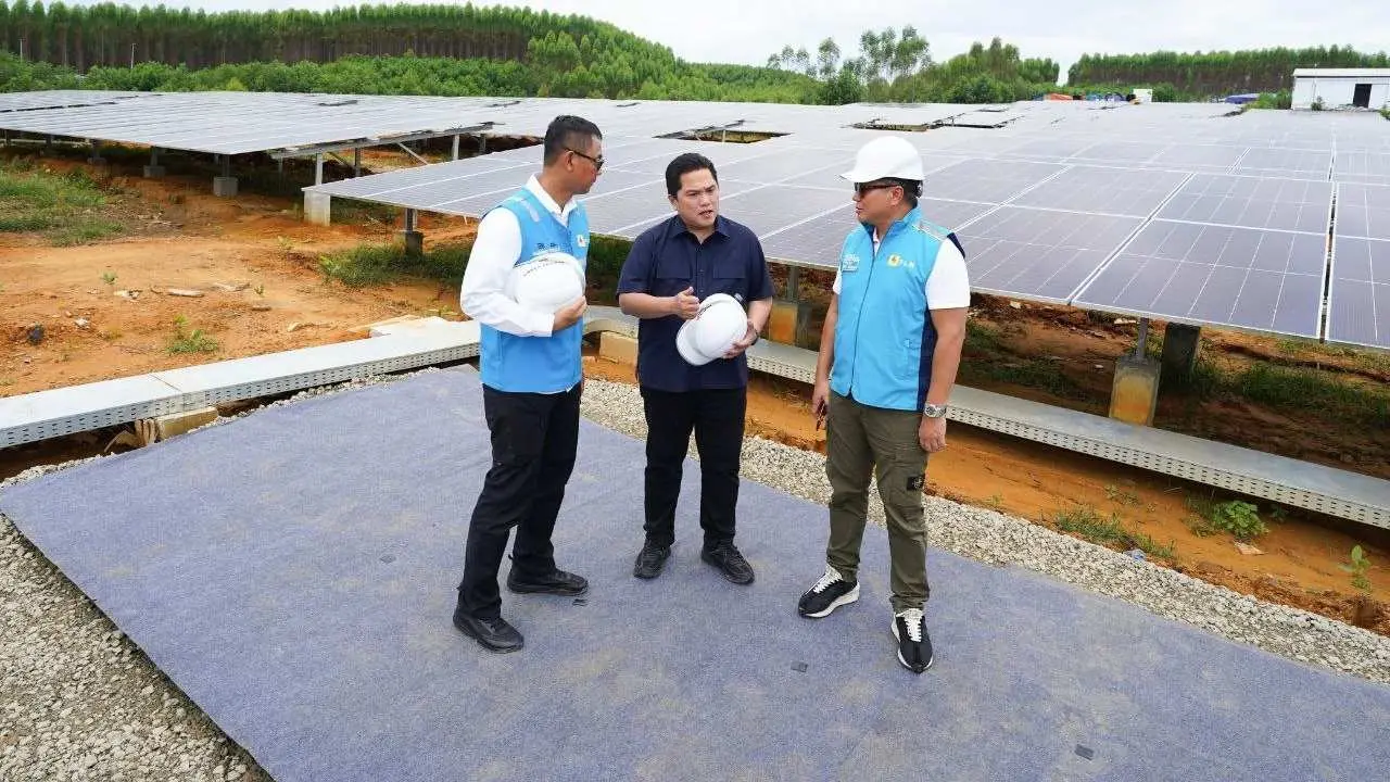 Tinjau PLTS PLN, Menteri BUMN Pastikan Peringatan HUT RI di IKN Gunakan Listrik Hijau 2 Tinjau PLTS PLN, Menteri BUMN Pastikan Peringatan HUT RI di IKN Gunakan Listrik Hijau