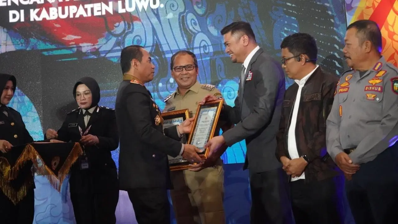 Momentum HUT Bhayangkara, Adnan Terima Penghargaan dari Polda Sulsel