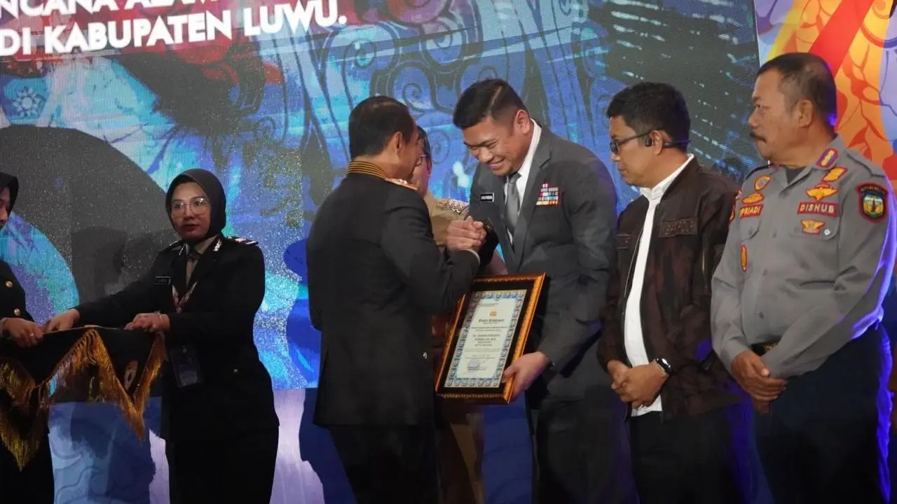 Momentum HUT Bhayangkara, Adnan Terima Penghargaan dari Polda Sulsel