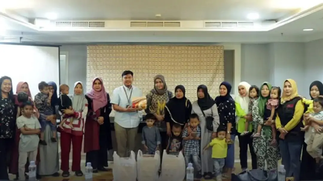 Sekcam Mariso Dampingi 12 Warganya Terima Bantuan Makanan Bagi Anak Penderita Stunting