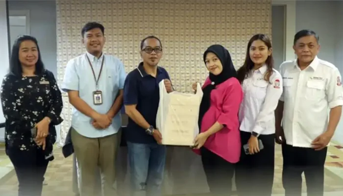 Sekcam Mariso Dampingi 12 Warganya Terima Bantuan Makanan Bagi Anak Penderita Stunting