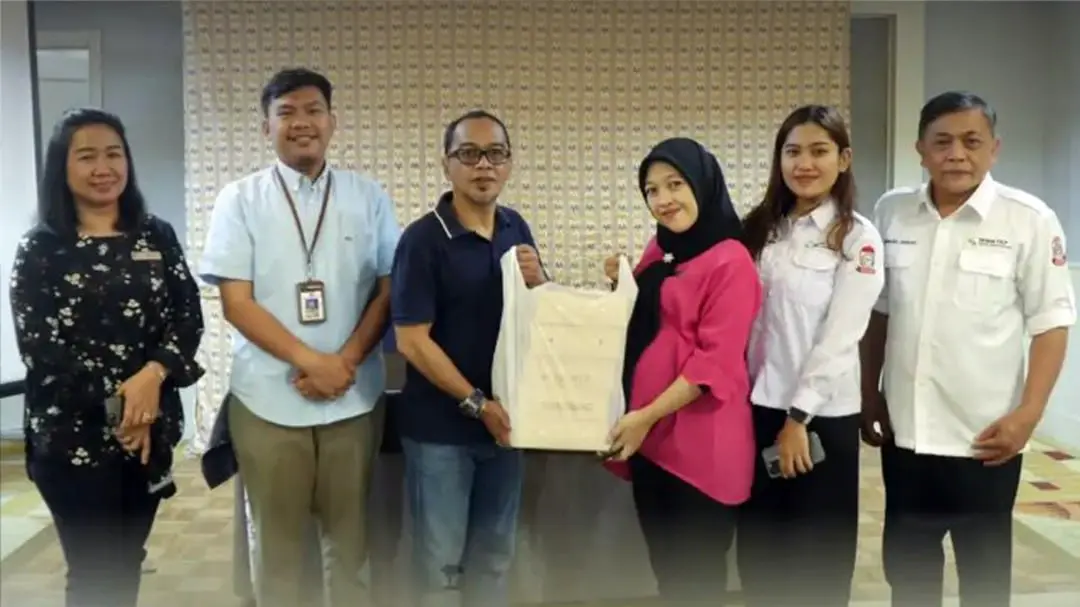 Sekcam Mariso Dampingi 12 Warganya Terima Bantuan Makanan Bagi Anak Penderita Stunting