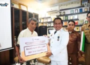 Pj Bupati Jeneponto Serahkan Bantuan Bagi Korban Terdampak Runtuhnya Menara Telekomunikasi Diskominfo