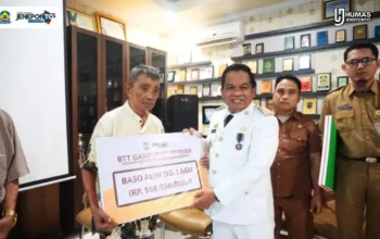 Pj Bupati Jeneponto Serahkan Bantuan Bagi Korban Terdampak Runtuhnya Menara Telekomunikasi Diskominfo