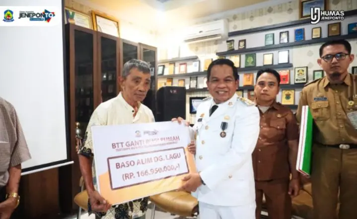 Pj Bupati Jeneponto Serahkan Bantuan Bagi Korban Terdampak Runtuhnya Menara Telekomunikasi Diskominfo