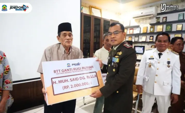 Pj Bupati Jeneponto Serahkan Bantuan Bagi Korban Terdampak Runtuhnya Menara Telekomunikasi Diskominfo 3 Pj Bupati Jeneponto Serahkan Bantuan Bagi Korban Terdampak Runtuhnya Menara Telekomunikasi Diskominfo
