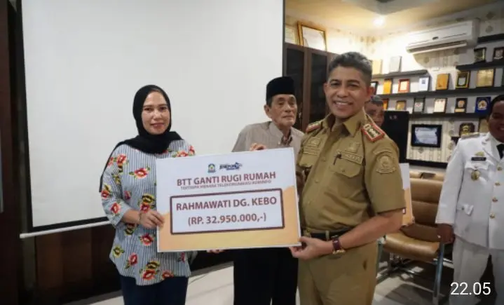 Pj Bupati Jeneponto Serahkan Bantuan Bagi Korban Terdampak Runtuhnya Menara Telekomunikasi Diskominfo 2 Pj Bupati Jeneponto Serahkan Bantuan Bagi Korban Terdampak Runtuhnya Menara Telekomunikasi Diskominfo