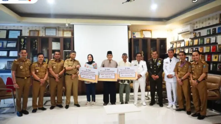 Pj Bupati Jeneponto Serahkan Bantuan Bagi Korban Terdampak Runtuhnya Menara Telekomunikasi Diskominfo 4 Pj Bupati Jeneponto Serahkan Bantuan Bagi Korban Terdampak Runtuhnya Menara Telekomunikasi Diskominfo