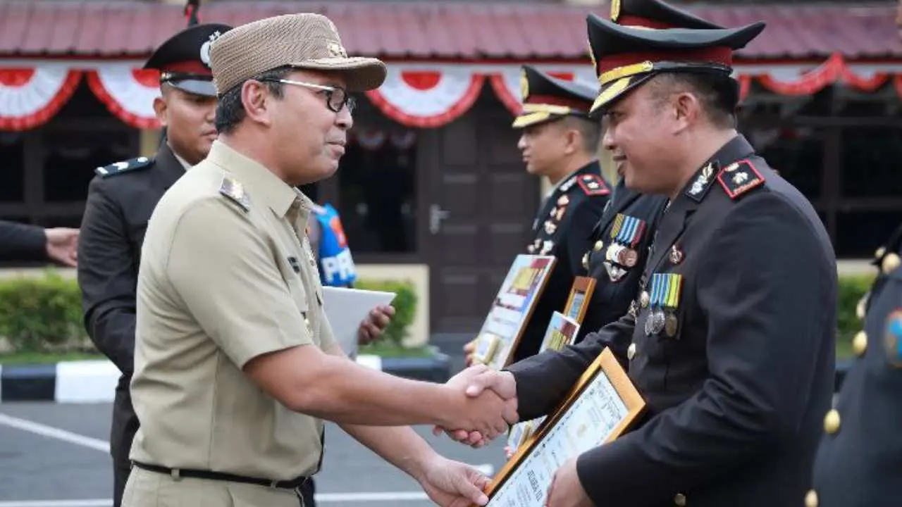 Wali Kota Danny Terima Penghargaan pada Hari Bhayangkara di Mapolda Sulsel