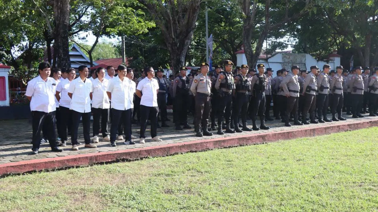 TNI-Polri dan Pemkab Jeneponto Perketat Pengamanan VVIP Kedatangan Presiden Jokowi di Sulsel 2 TNI-Polri dan Pemkab Jeneponto Perketat Pengamanan VVIP Kedatangan Presiden Jokowi di Sulsel