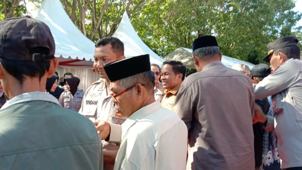 Kunker di Jeneponto, Kapolda Sulsel: Setiap Kunjungan di Daerah Lakukan Kegiatan Paralel Seperti Bakti Sosial dan Pemberian Bantuan 2 Kunker di Jeneponto, Kapolda Sulsel: Setiap Kunjungan di Daerah Lakukan Kegiatan Paralel Seperti Bakti Sosial dan Pemberian Bantuan