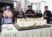Syukuran HUT ke 43 Tahun, Pj Sekda Diberi Doa dan Suapan Kue Dari Ketua TP PKK Makassar
