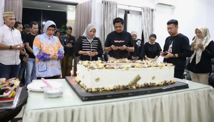 Syukuran HUT ke 43 Tahun, Pj Sekda Diberi Doa dan Suapan Kue Dari Ketua TP PKK Makassar