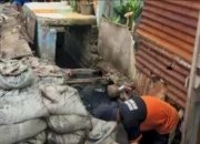 Dinas PU Makassar Keruk Drainase di Jalan Dg Ngunjung
