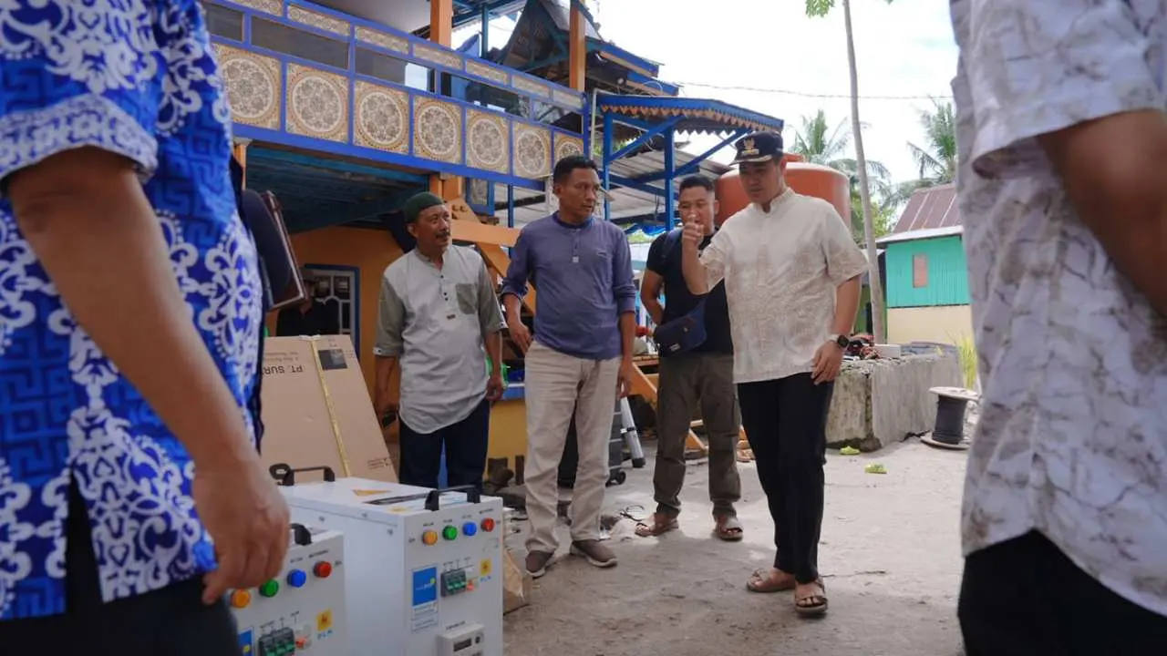 Bupati Pangkep Saksikan Langsung Pemasangan Perdana Super Sun PLN di Pulau Polewali 2 Bupati Pangkep Saksikan Langsung Pemasangan Perdana Super Sun PLN di Pulau Polewali